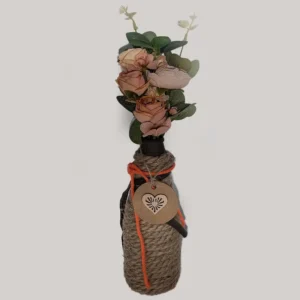 Florero con cuerda de cañamo y flores artificiales melocoton