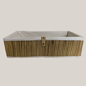 imagen de una cesta decorada con esterilla de playa. Tono: blanco y marrón.