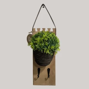 imagen de un colgante con flor artificial. Tono verde y marrón