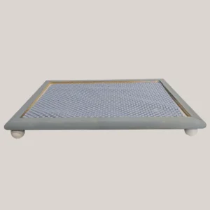 imagen de una bandeja decorativa de madera con pintura a la tiza y goma eva. Tono: azul.