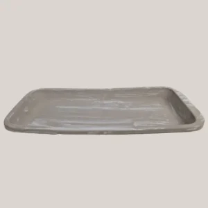 imagen de una bandeja decorativa de metal con pintura a la tiza. Tono: marrón.