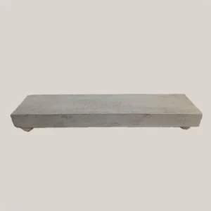 imagen de una bandeja decorativa de madera con pintura a la tiza. Tono: marrón.