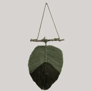 imagen de una pluma colgante de macramé. Tono: verde.